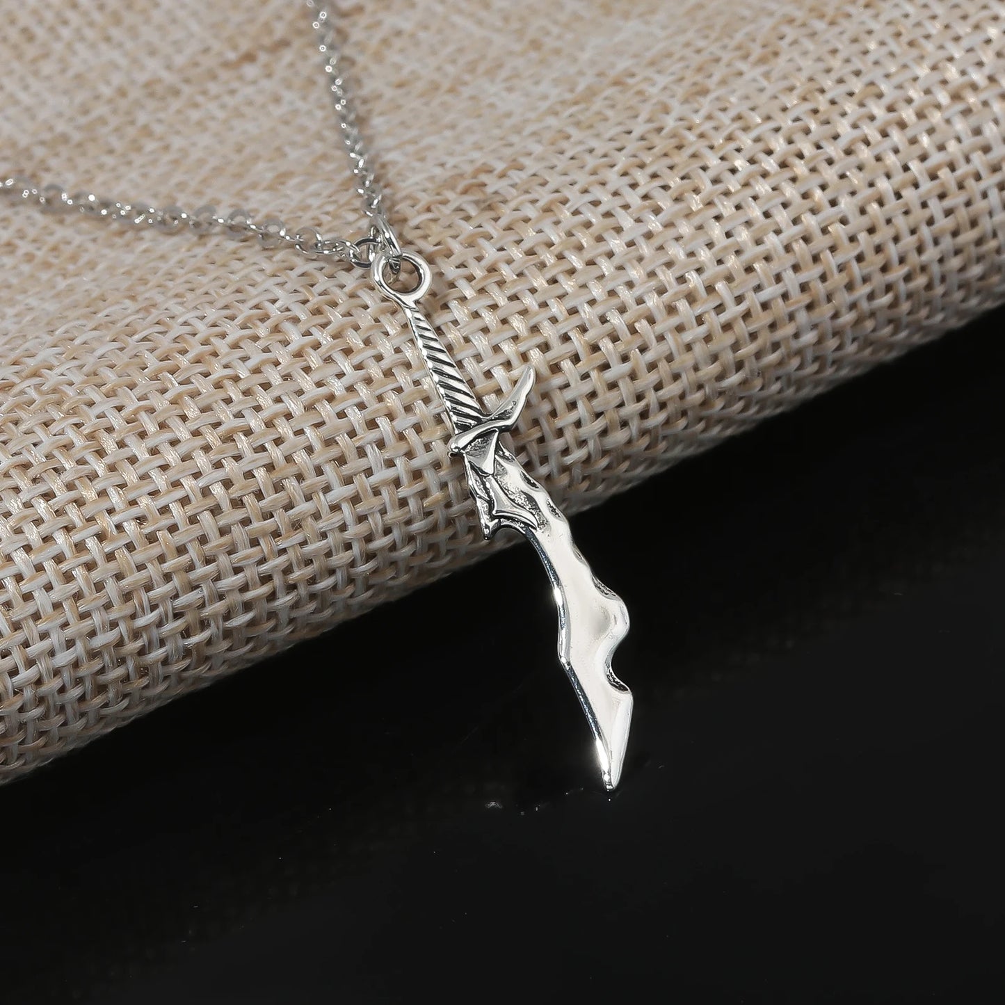 Solo Leveling: Necklace Short Blade Pendant Necklace Sung Jin-woo Yoo Jin-ho Necklace Jewelry Cosplay Props Gifts